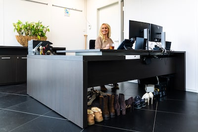 Van sneakers tot naaldhakken en werkschoenen: Alide is als directeur van bouwbedrijf overal op voorbereid