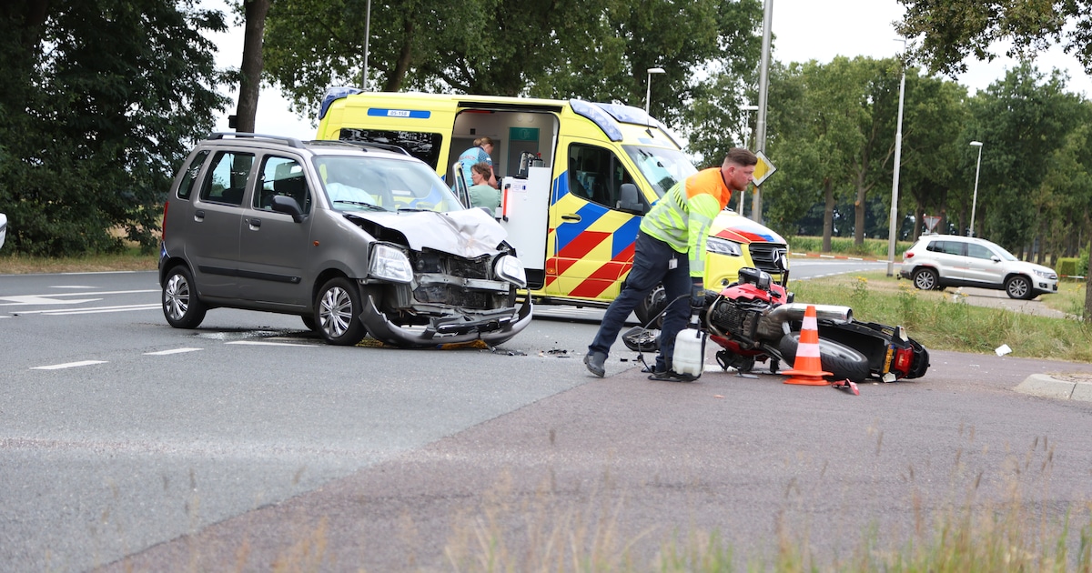 Twee gewonden bij aanrijding tussen auto en motor in Hoge Hexel.