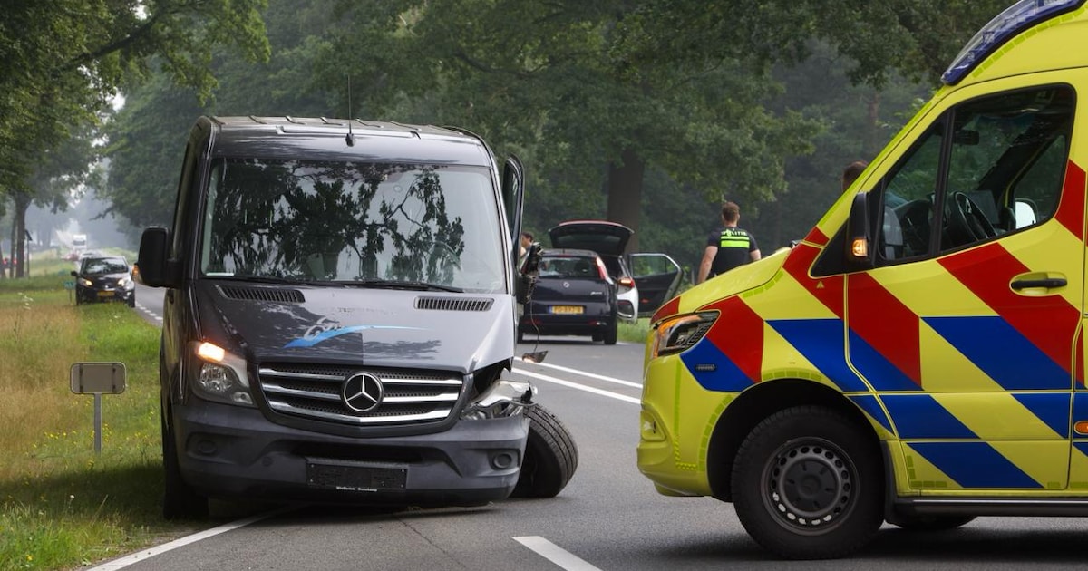 N342 tussen Oldenzaal en Denekamp dicht na ongeluk tussen auto en bestelbus.
