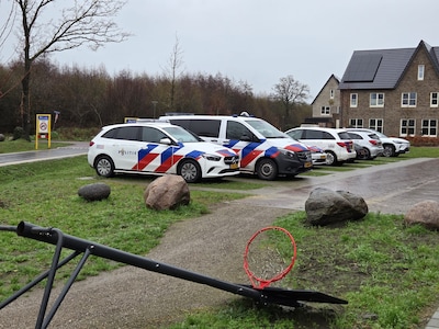 Politie neemt vuurwerk in beslag bij doorzoeking van woning in Borne
