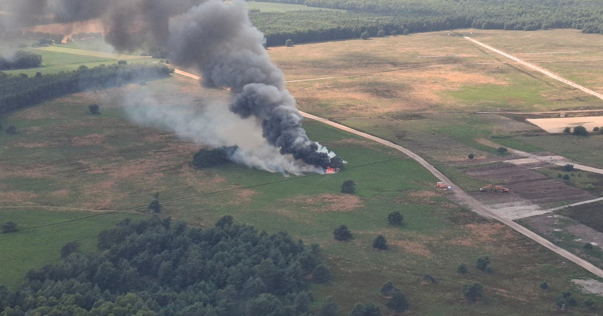 Defect aan trekker zorgt voor natuurbrand in Nordhorn, rookwolk tot ver in Twente te zien