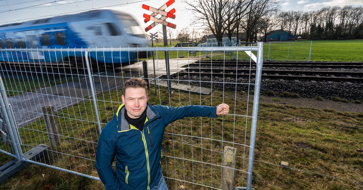 Ook onbeveiligde spoorwegovergang bij boerderij De Vleerboer in Bornerbroek dicht: ‘Het is klaar, ve