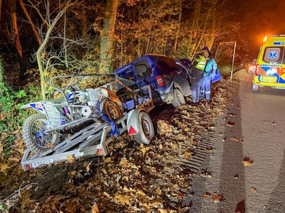Bestelbus met aanhanger met daarop een motor raakt van de weg in Haaksbergen, bestuurder gewond