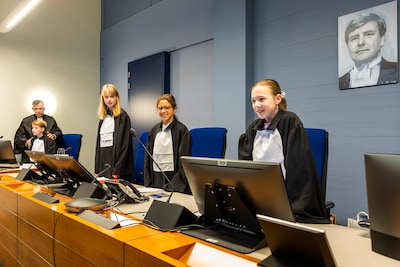 Als kinderen in Almelo voor rechter spelen... excuus met chocolade!