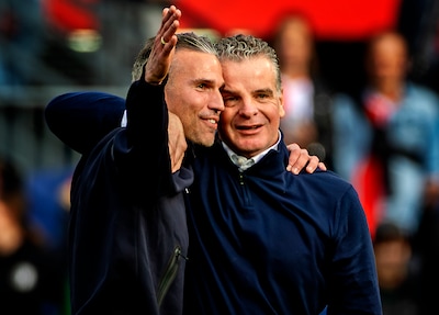 Dennis te Kloese bij afscheid Feyenoord: ‘Blij dat ik rust rond het elftal heb gehouden met Robin van Persie als trainer’