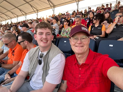 Hengelose vader en zoon kijken naar Max in Abu Dhabi: ‘Bijna perfect’