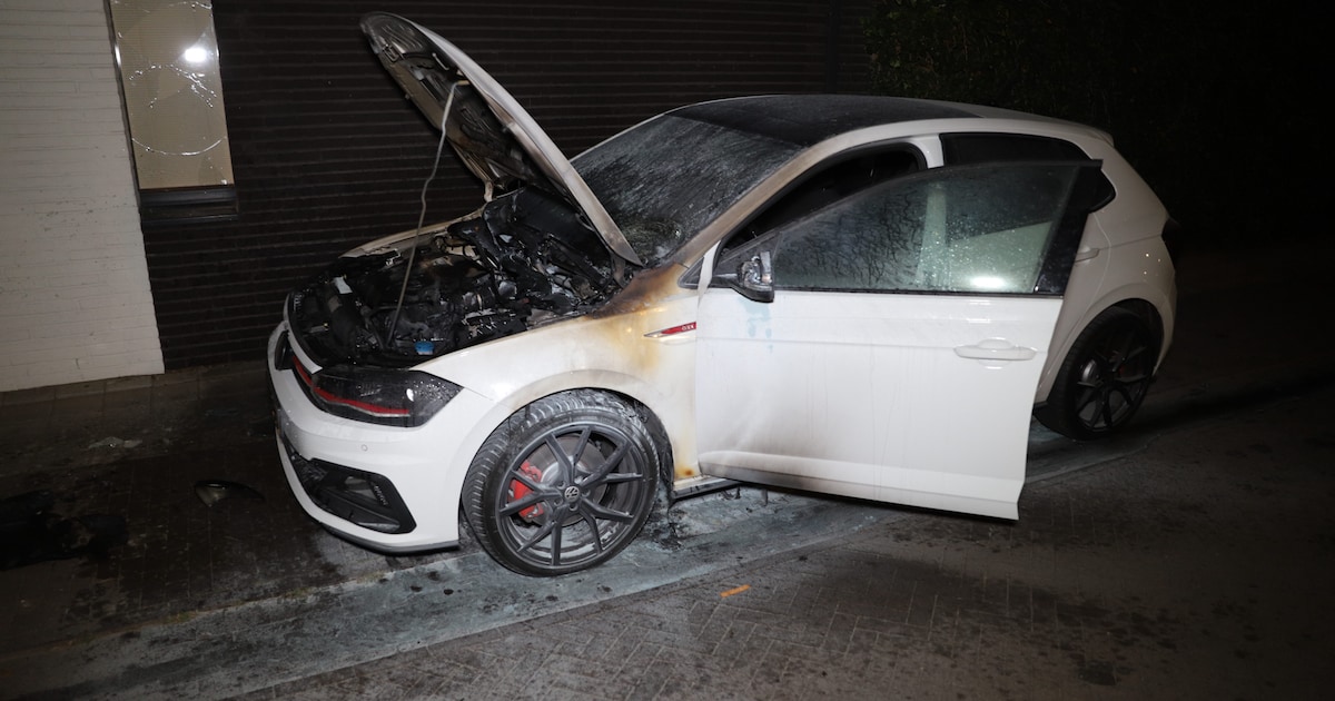 Ruitje van woning in Apeldoorn gesprongen door autobrand