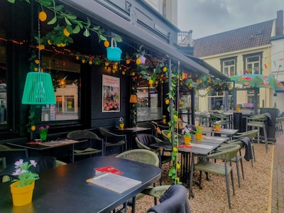Roze schelpen en gratis zonnebrand: deze brasserie in Enschede pakt uit voor de zomer