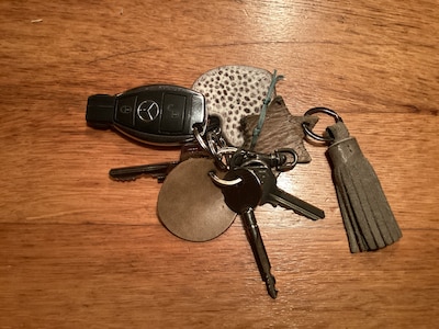 Dit vond Jos aan het hek van zijn huis in Hengelo: sleutelbos met autosleutel en fietstas vol spulle