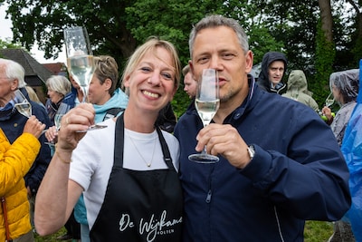 Wijnboerin Renate serveert nu haar allereerste eigen wijn in