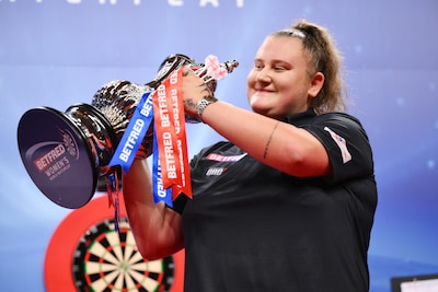 ‘Niemand wil graag tegen haar spelen’: wie is de dartster die stuntte tegen wereldkampioen Luke Littler?