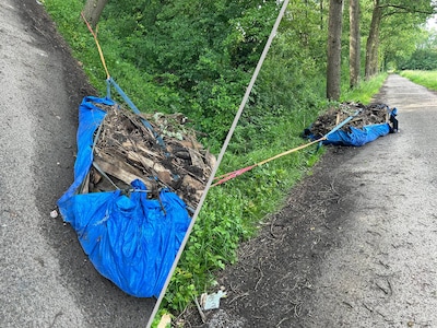 Afvaldumper bindt lading vast aan boom in Enschede en rijdt 