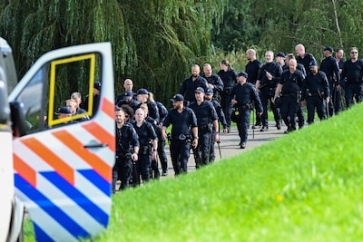 Honderden politiemensen op zoek naar vuurwapens in Overasselt, ook bij basisscholen