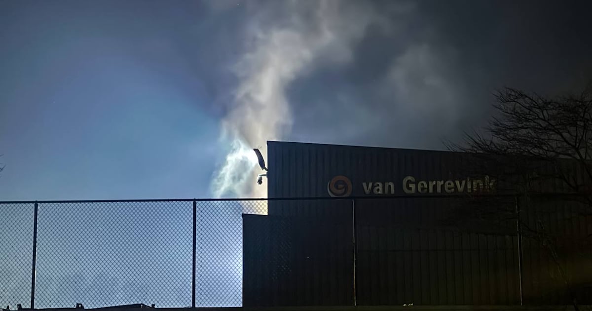 Brand in berg afval bij Van Gerrevink in Apeldoorn