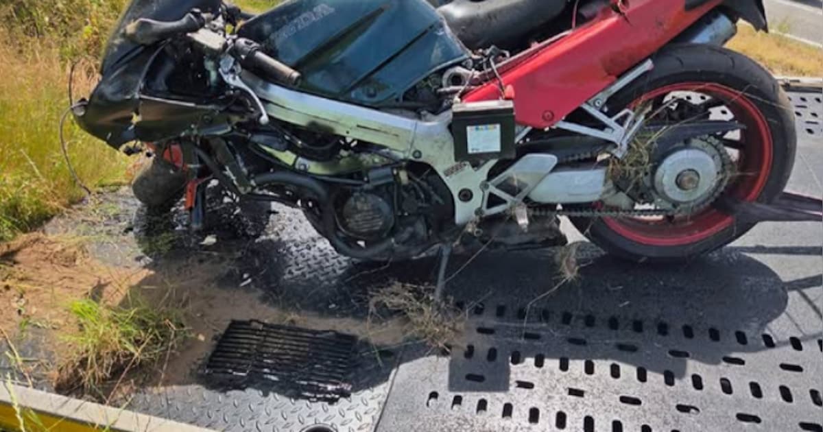 132 km/u, drie auto’s inhalen en dan crashen: motorrijder blijkt ook nog zonder rijbewijs