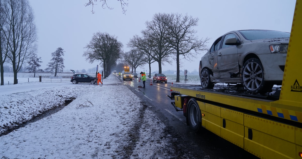 Gladheid zorgt voor gevaarlijke situatie in Raalte: auto belandt in de berm
