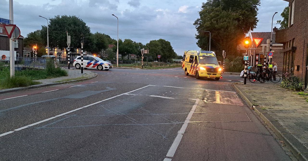 Fietser gewond bij aanrijding in Almelo, omstanders verlenen eerste hulp.