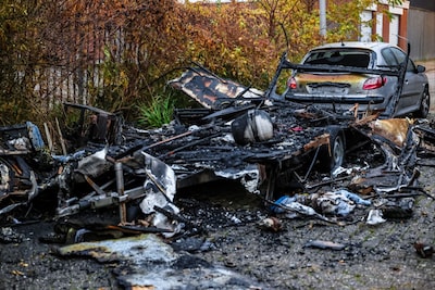 Brand verwoest caravan in Enschede, ook auto flink beschadigd