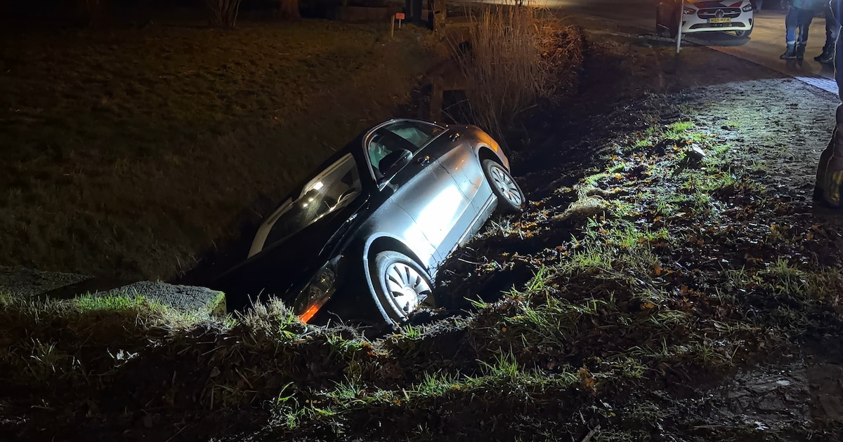 Auto belandt in sloot langs Diepenheimseweg in Markelo