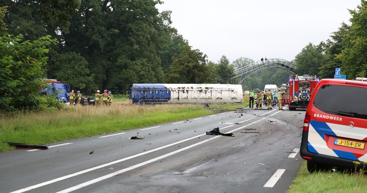 Dodelijk ongeluk op N346 bij Delden: auto belandt onder vrachtwagen.