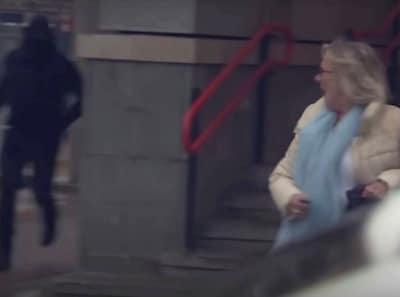 Dochter ziet dat moeder (66) achterna wordt gezeten in Enschede en duikt in auto, maar ze is te laat