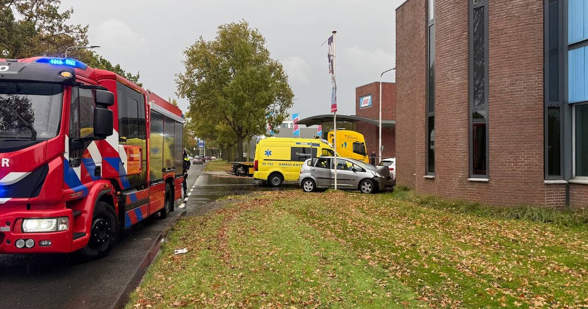 Ongeval aan Kolthofsingel in Almelo: automobilist knalt tegen gevel.