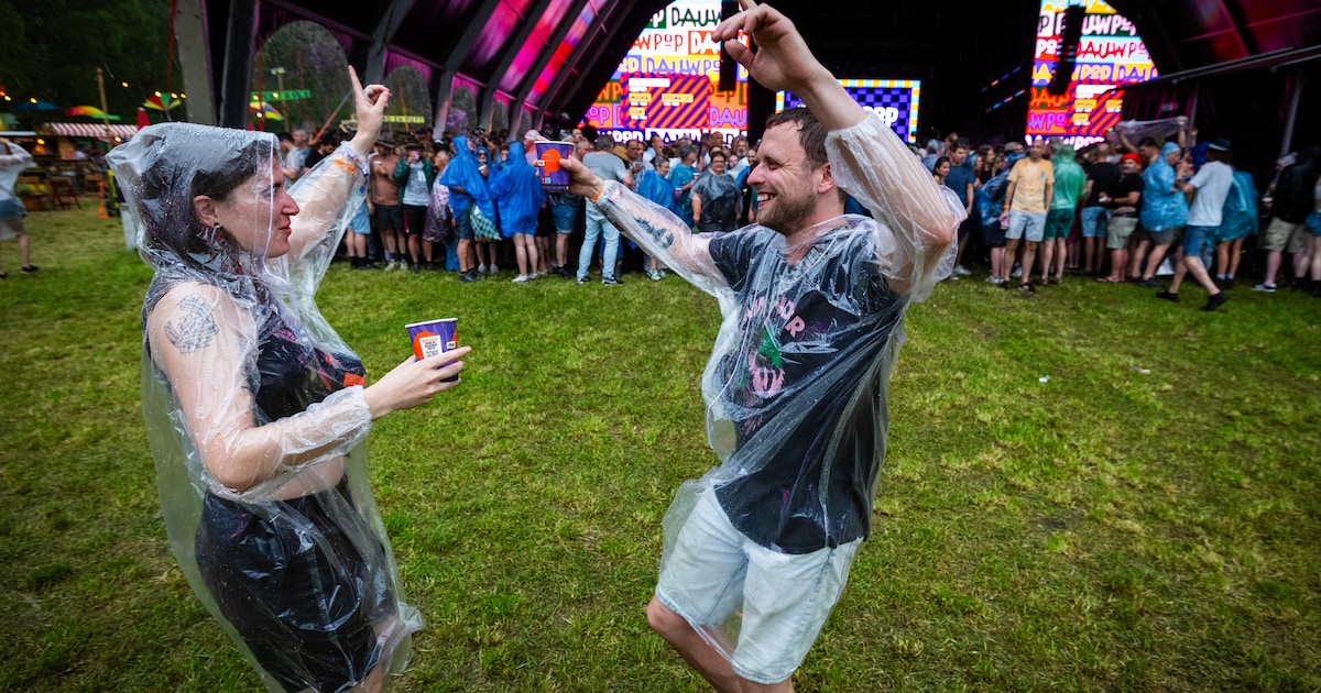 Bezoekers Dauwpop geven zich over aan de elementen: dansen op ‘Who’ll stop the rain?’