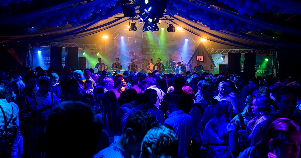 Volle bak plezier en sloten vol gerstenat op oktoberfeest in Losser