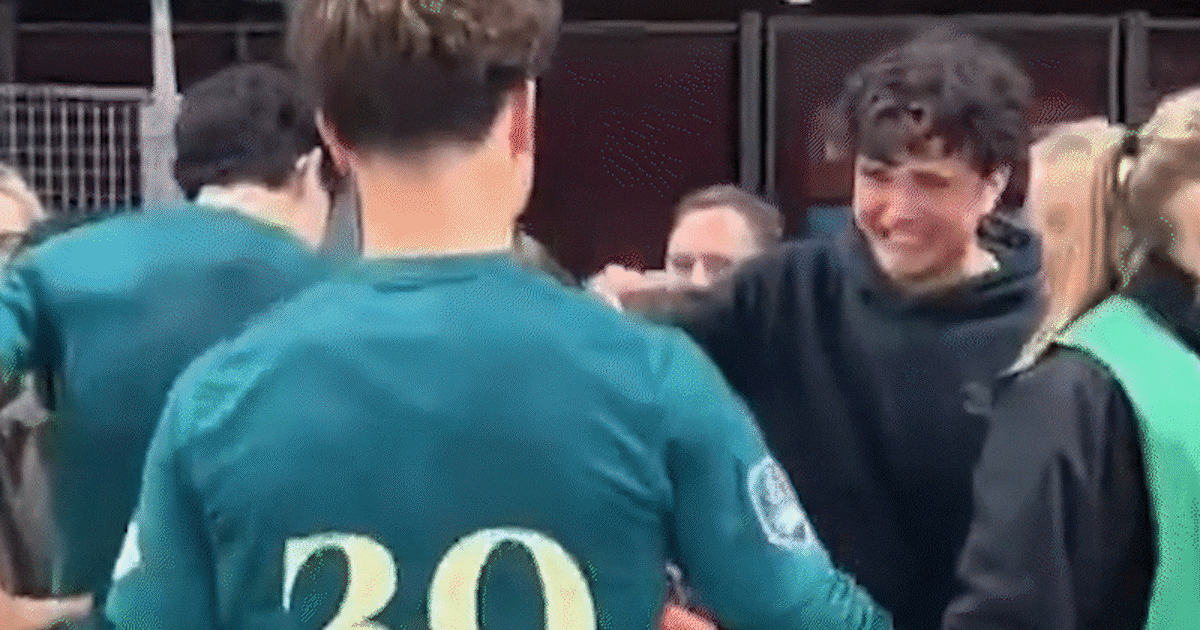 ‘Holy shit, het is gelukt’: terwijl de voetbaldroom van David uitkomt, staat zijn broertje huilend l