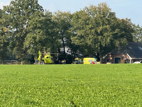 Bij Stal te Eik aan de Oude Diepenveenseweg in Holten heeft een persoon dinsdagmiddag verwondingen opgelopen na een trap van een paard.
