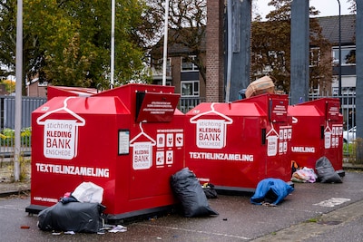 Gescheurde zakken en natte kleren: Kledingbank neemt maatregelen tegen bende bij containers