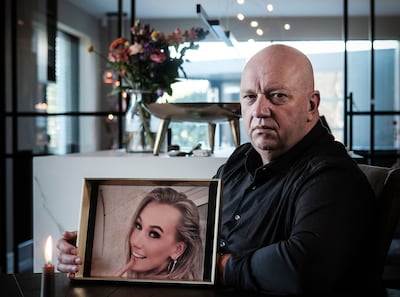 Wim verloor dochter door femicide, nu spreekt hij tijdens protestmars: ‘Niemand is opgewassen tegen deze thuisterroristen’