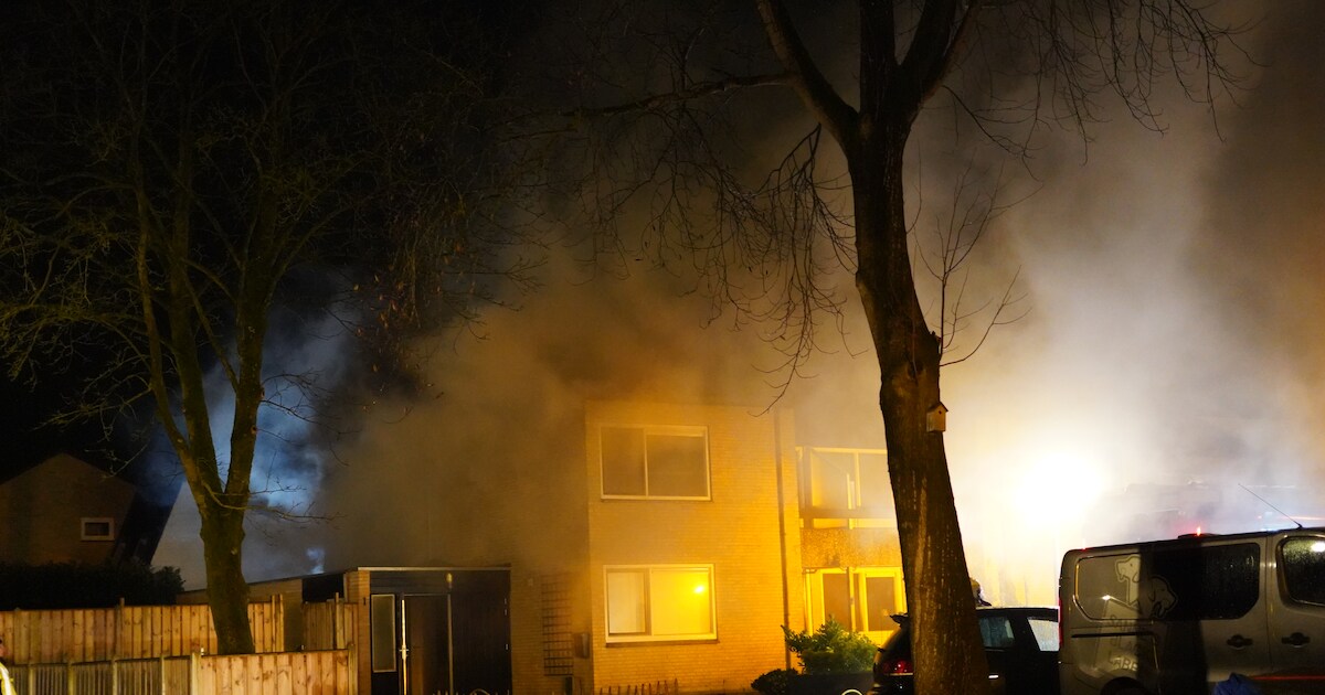 Brandweer heeft handen vol aan schoorsteenbrand in Bathmen: hele buurt onder de rook | Deventer
