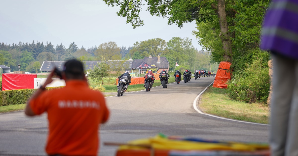 Motorrijder onderuit tijdens Road Races Hengelo, wedstrijd tijdelijk stilgelegd