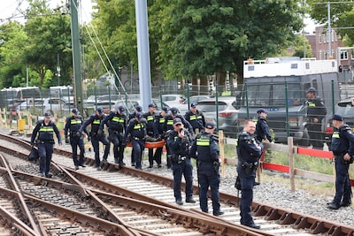 Pro-Palestijnse actievoerders lopen spoor op in Den Haag, machinist boos en politie grijpt in
