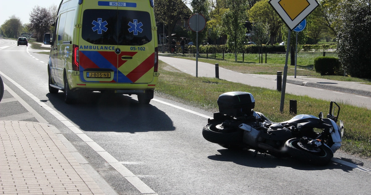 Motor en bedrijfsbus botsen in Holten: motorrijder gewond