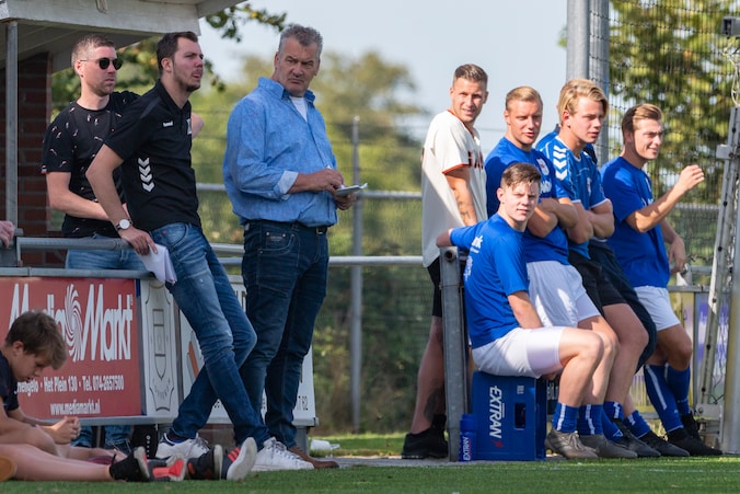 Na twee seizoenen rust staat Rob Poell weer langs de lijn | Sport ...