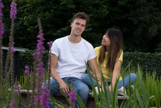 Lars (21) uit Enschede is eindelijk herenigd met buitenlandse liefde ...