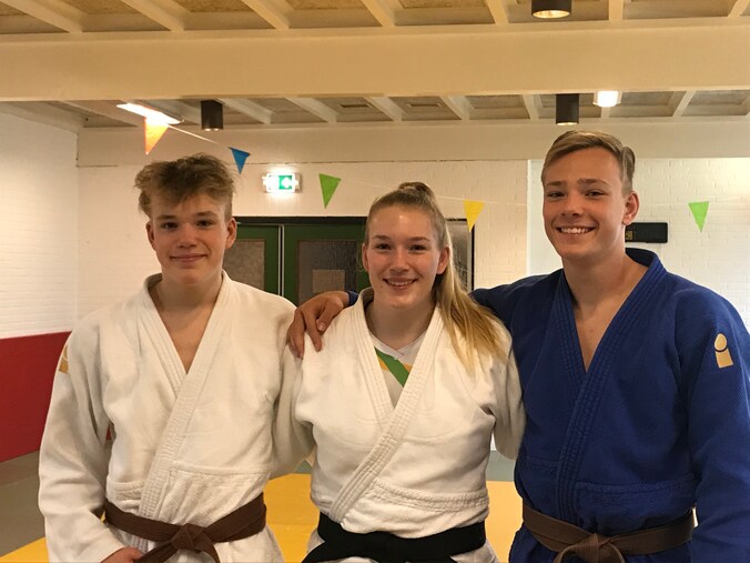 Judoka Carmen Dijkstra (18) krijgt zwarte band in Almelo: ‘Armklem op ...