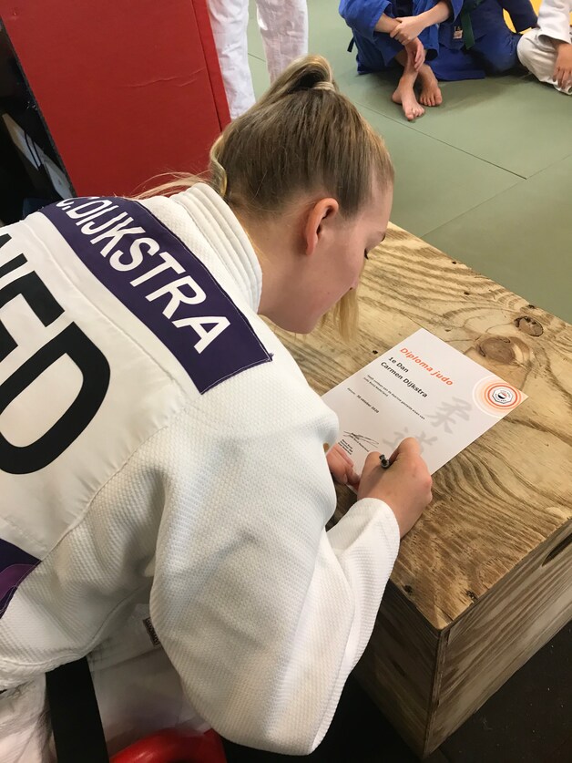 Judoka Carmen Dijkstra (18) krijgt zwarte band in Almelo: ‘Armklem op ...