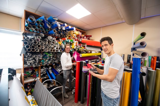 Waar laten BN’ers hun auto’s wrappen? In Nijverdal wordt het ‘niet ...