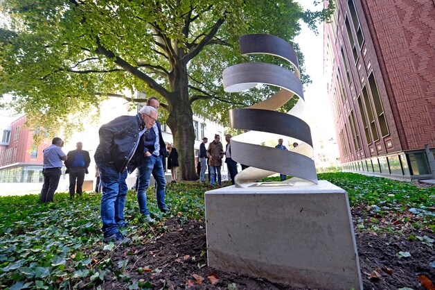 Saxion-studenten verbinden in Enschedees monument leven en dood met ...