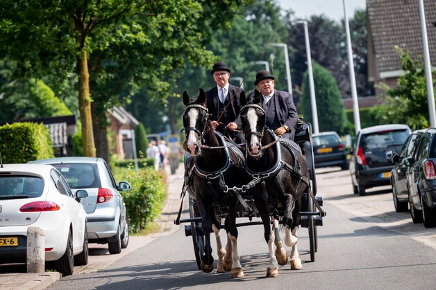 Terug in de tijd: authentieke koetsen en rijtuigen rijden door Twente ...