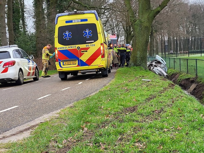 Na carnavalsoptocht raakt R. uit Tubbergen in de sloot, voor ...