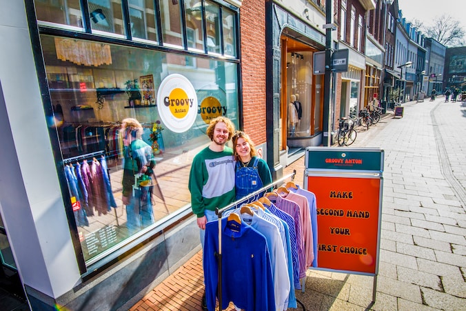 Fleur (27) en Jesper (29) openen vintage kledingwinkel Groovy Anton ...