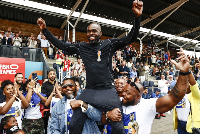UPDATE: Koninklijke onderscheiding voor Churandy Martina bij start van ...