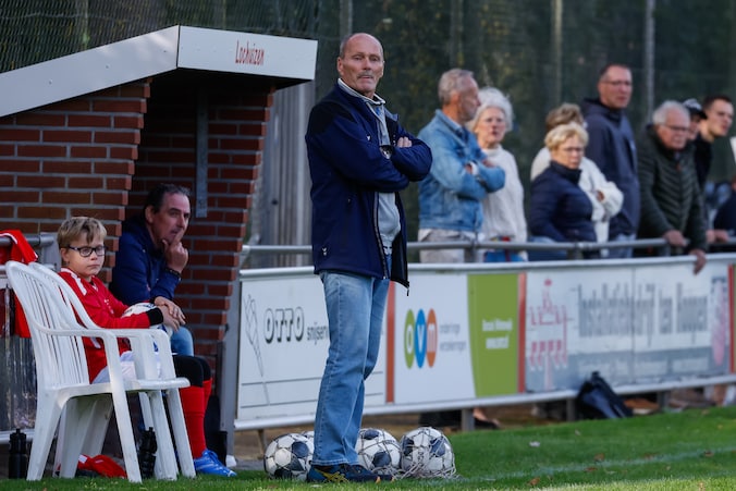 Voor een nieuwe uitdaging stuurt Lochuizen-trainer Posthuma zijn auto ...