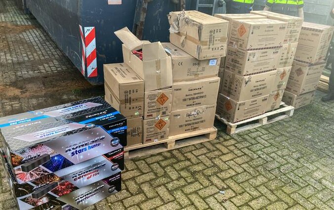 Een zeecontainer vol illegaal vuurwerk in Haaksbergen blijkt van ...
