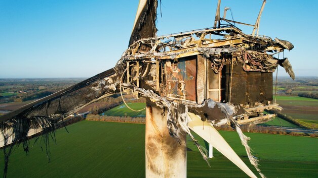Brandende windmolen bij Losser niet te redden, schade één miljoen euro ...
