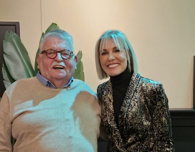 Ontroerde Jan en dochter Danielle ontvangen verloren gewaande foto met ...